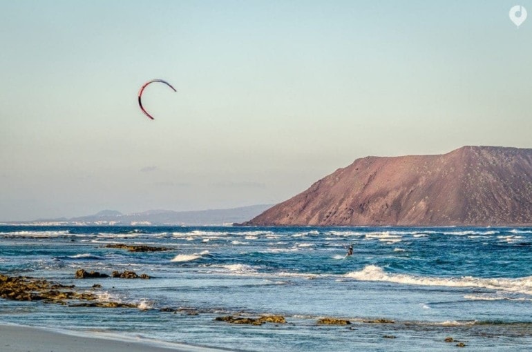 Fuerteventura Highlights - Strand in Corralejo, im Hintergrund die Isla de Lobos